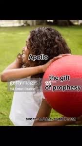 Apollo gift of Prophecy meme: Mädchen (Apollo) steht auf einer Wiese und macht sich bereit einen Ball (gift of prophecy) zu werfen.