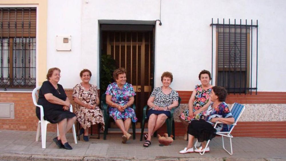 Foto de unas señoras en la calle "tomando la fresca".
