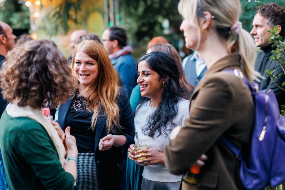 Auf dem Bild zu sehen sind die Bundestagsabgeordneten Christina-Johanne Schröder, Schahina Gambir und Nyke Slawik im Gespräch.