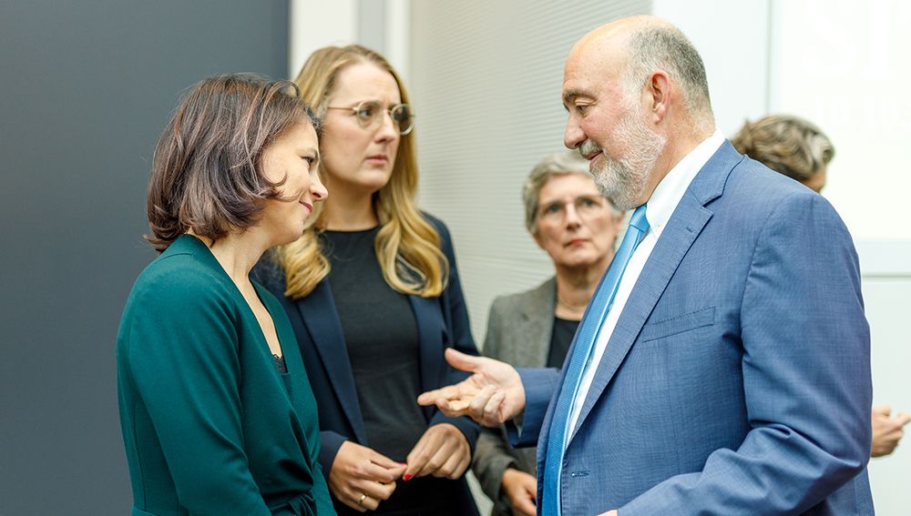 Auf dem Bild sind die Grüne Außenministerin Annalena Baerbock und die beiden Grünen Fraktionsvorsitzenden Katharina Dröge und Britta Haßelmann im Gespräch mit dem israelischen Botschafter Ron Prosor  bei der Fraktionssitzung der Grünen Bundestagsfraktion zu sehen.