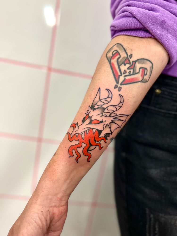 Tatuaje de un dragón que escupe fuego