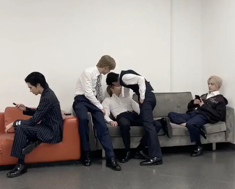 XiaoKunTen in their bubble. Hendery and YangYang on the phones ignoring them 