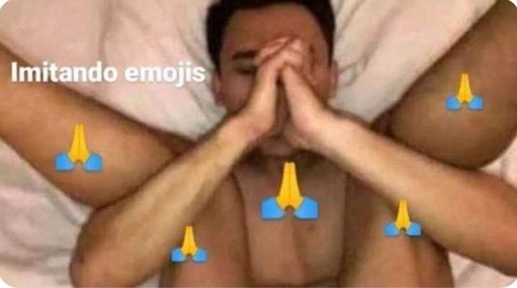 moço dando em frango assado com as mãos juntas e a legenda imitando emojis com varios 🙏 