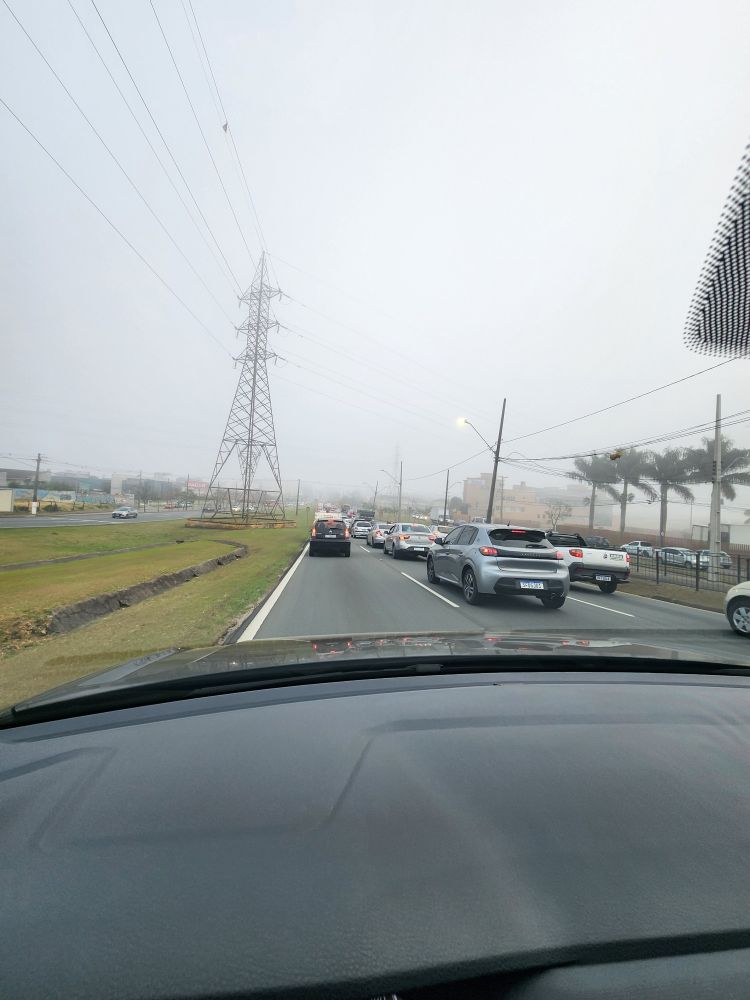 avenida de Curitiba, com trânsito e neblina baixa