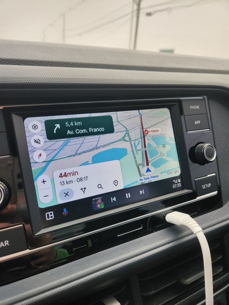 imagem da multimídia do carro mostrando o Google maps, informando que tem 10 minutos a mais no trajeto por trânsito, no trajeto tem tempo total de 44 minutos para 13km, chegada prevista para 8:17 da manhã. horário no momento da foto era 7:33