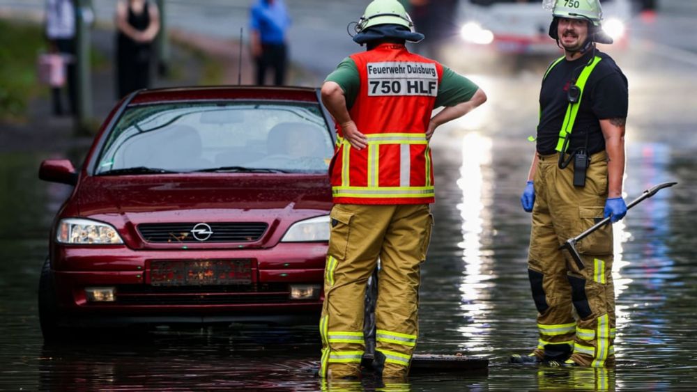 Unwetter überflutet Straßen – Menschen aus Autos gerettet