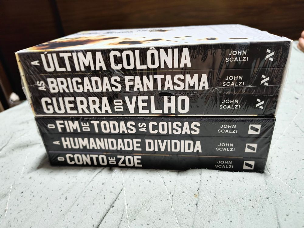 Imagem com os box da primeira e segunda trilogias de A Guerra do Velho, série de ficção científica do escritor estadunidense John Scalzi.
Na imagem são visíveis os livros:

Guerra do Velho
As Brigadas Fantasma
A Última Colônia
O Conto de Zoe
A Humanidade Dividida
O Fim de Todas as Coisas