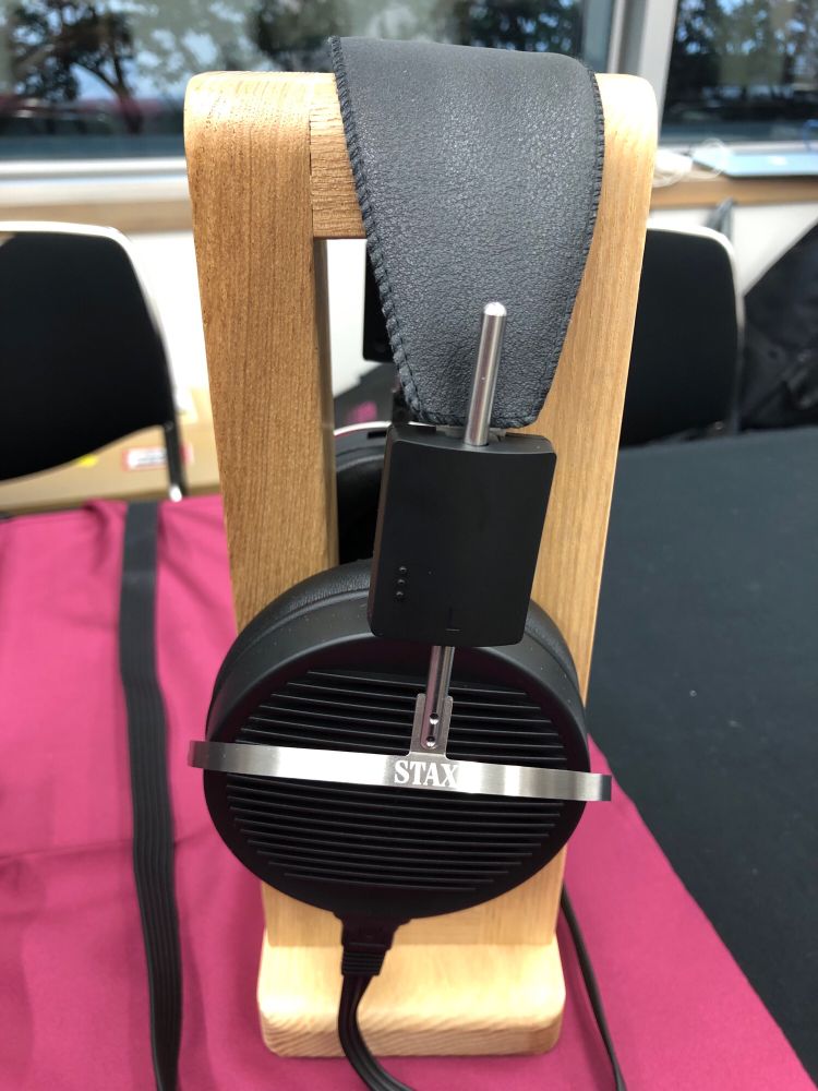 持った印象はとても軽かったです。STAXの刻印があります。