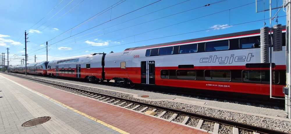 links hinten 4-teilige Garnitur, davor 2 Teile der 6-teiligen Garnitur