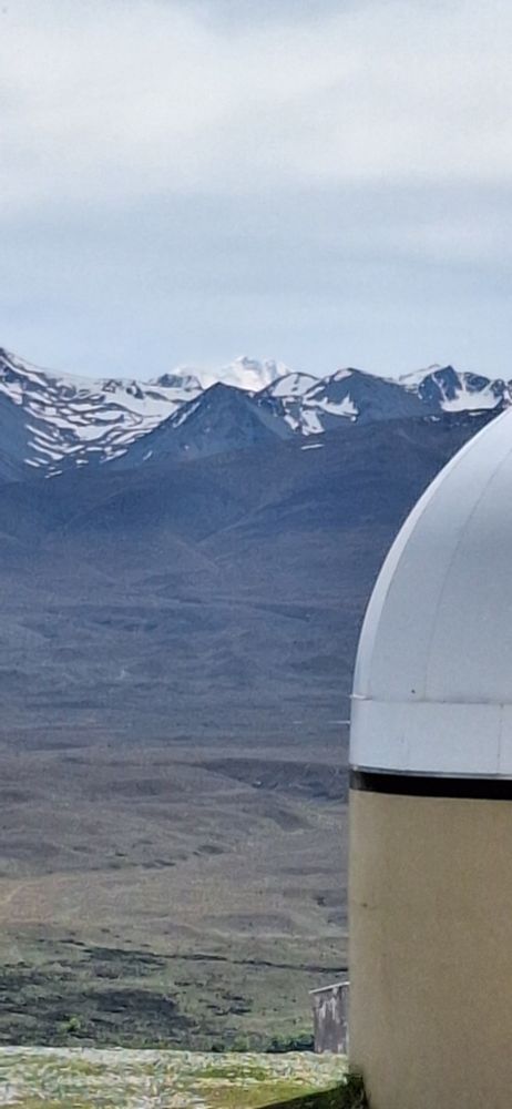 Aoraki/Mt. Cook von Mt. John/Tekapo:
gaaanz im Hintergrund, der helle, sonnenbeschienene Gipfel...
davor ein paar dunkle Berge, dunkelgrüne Hochebene und ganz im Vordergrund rechts Teil einer (astronomischen) Kuppel