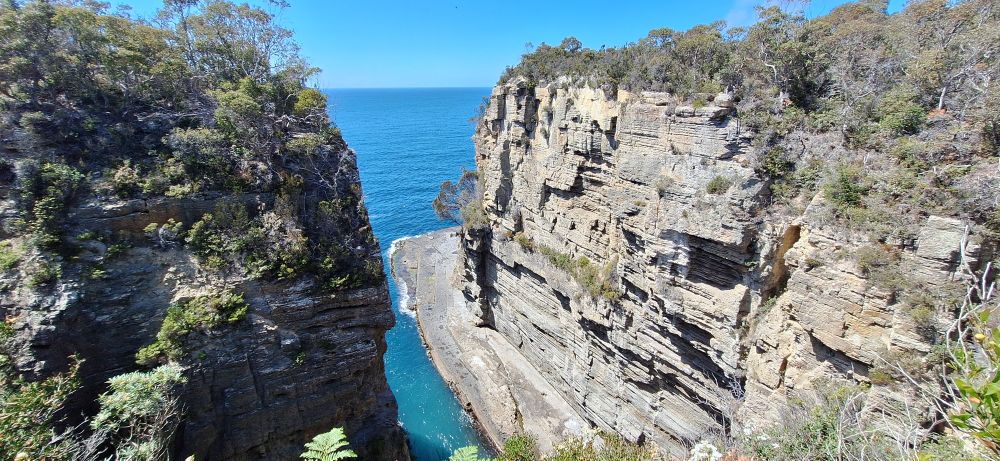 "Devil's Kitchen", Tasman Peninsula:
sehr schmaler Streifen Wasser zwischen zwei beinahe senkrechten Felswänden