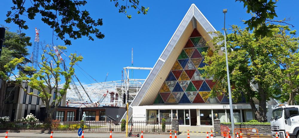 Christchurch, New Zealand:
"Card Bord Cathedral"
rechts dreieckige Front der "Ersatzkathedrale" (an der Renovierung der alten Kathedrale wird noch immer gearbeitet), links dahinter Baustelle eines großen Stadions