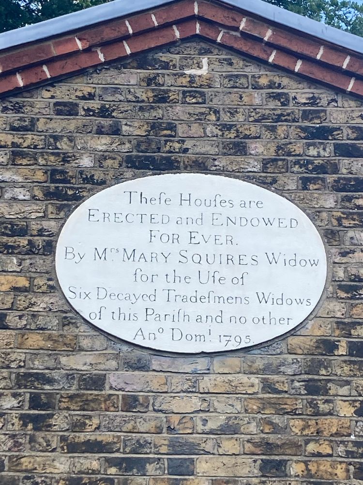 Thefe Houfes are
ERECTED and ENDOWED
FOR EVER.
By M. MARY SQUIRES Widow
for the Ufe of
Six Decayed Tradefmens Widows of this Parith and no other
An° Dom! 1795