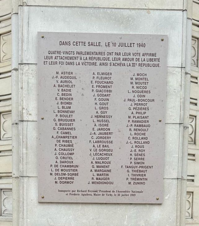 Plaque mémorielle à Vichy en l'honneur des 80 parlementaires qui ont refusé le 10 juillet 1940 de confier les pleins pouvoirs à Philippe Pétain.