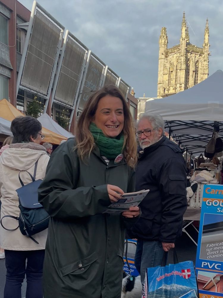 Marine Tondelier en plein  tractage sur le marché de Fécamp