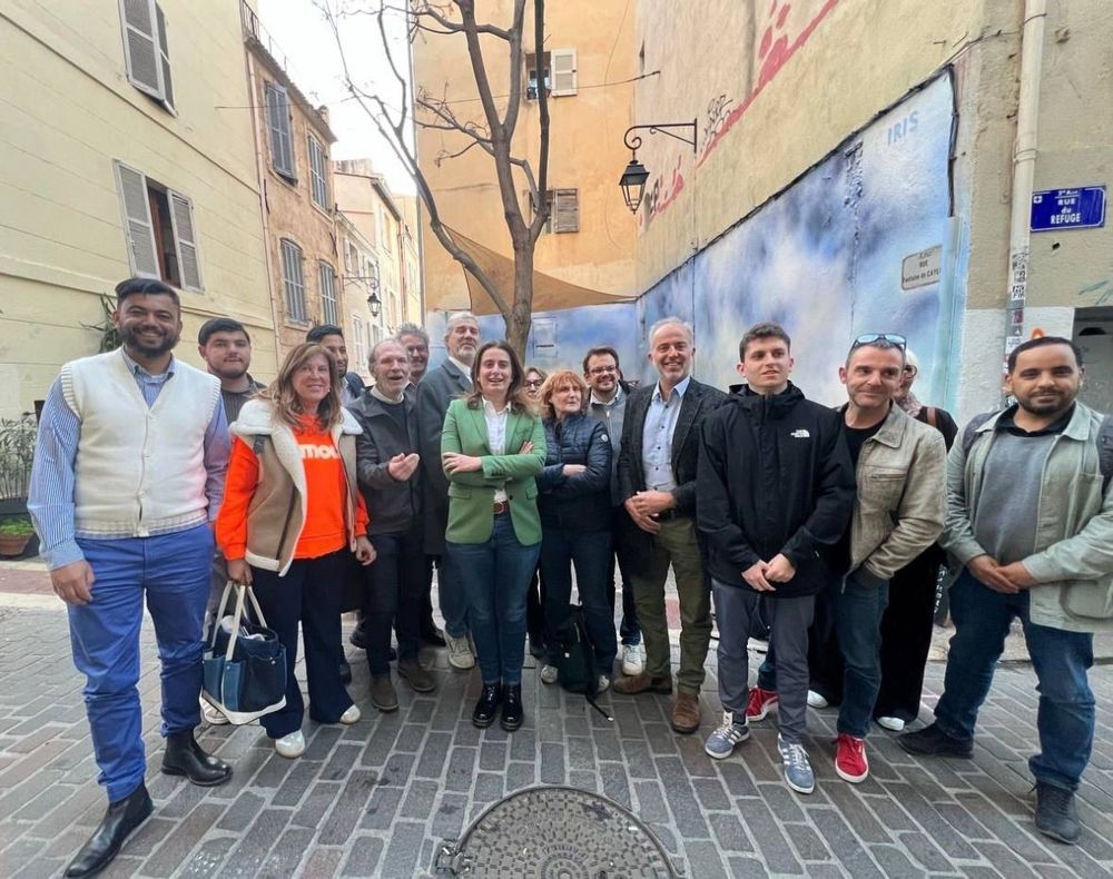 photo de Marine Tondelier avec des Ecologistes marseillais au travail pour les municipales 2026
