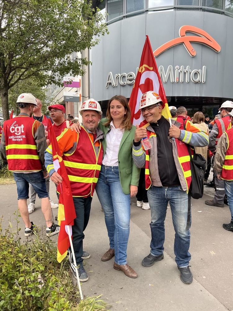 Marine Tondelier en manif devant le siège d'ArcelorMittal avec la CGT, le 13 mai 2025