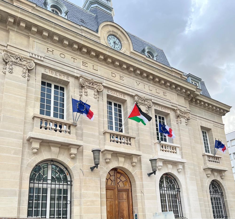 Photo de la mairie de L'Île-Saint-Denis avec le drapeau palestinien