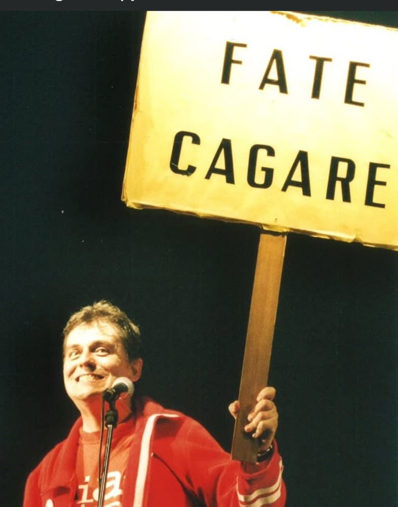 Cartello con scritto “fate cagare” tenuto in mano dal cantante Freak Antony degli Skiantos 