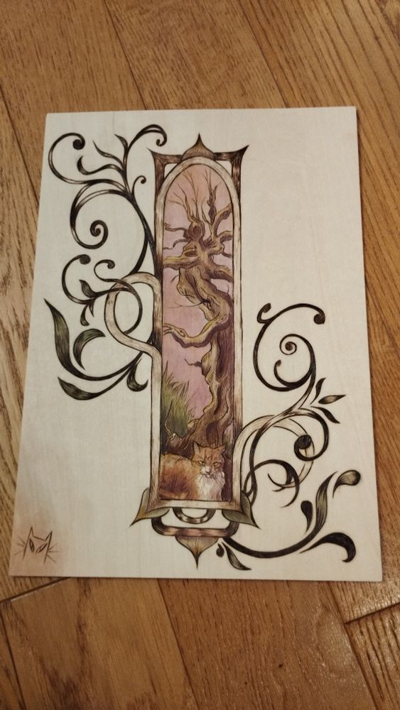 Pyrogravure en couleur (dans les tons roses) du croquis.