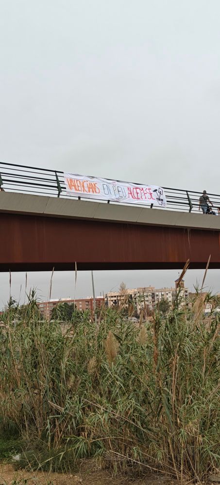 Valencians, en peu, alcem-se.