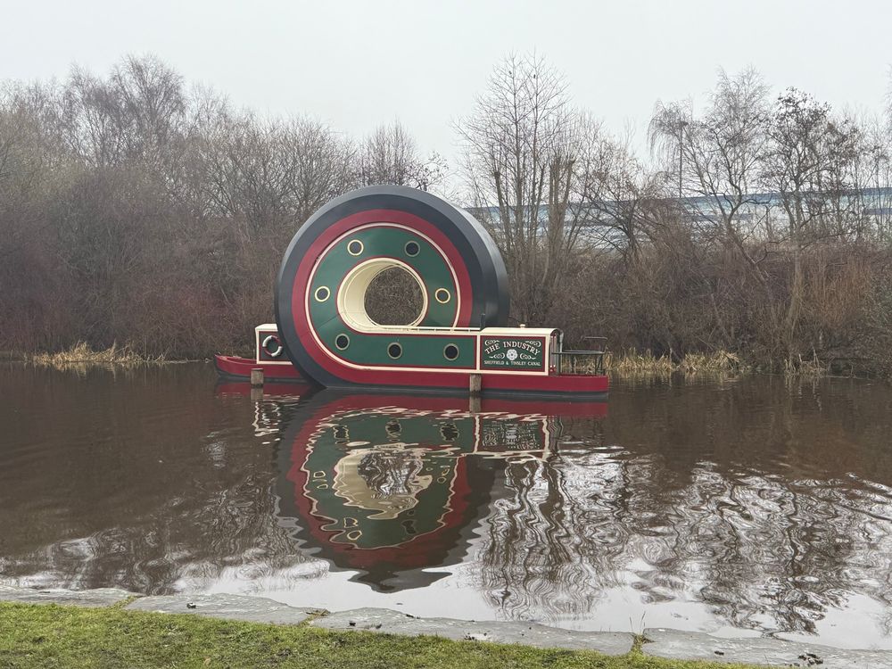 The Looping boat on the Sheffield & Tinsley Canal