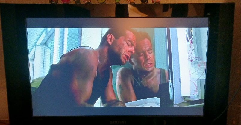 John McLane lehnt seinen Kopf an einen Waschraum Spiegel im Nakatomi Tower.
