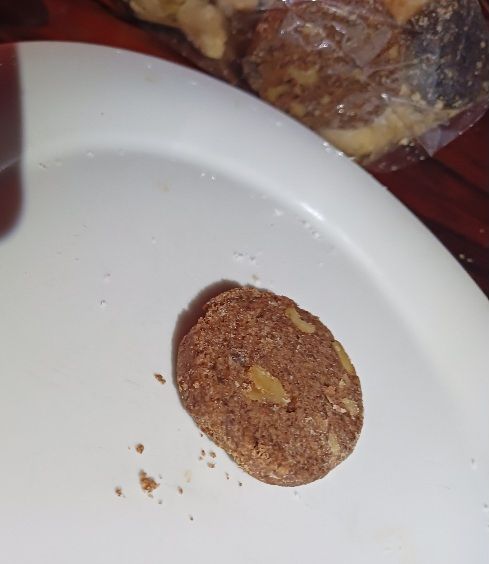 Ein Keks auf weißem Teller.