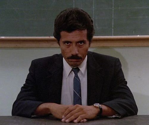 Le chef Castillo dans 2 flics à Miami, la série des 80s de Michael Mann.