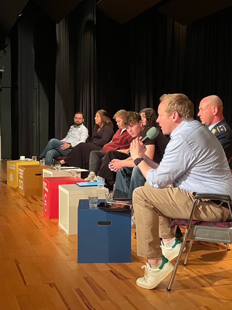 Tilman Kuban beantwortet am Mikrofon eine Frage von Schüler:innen 