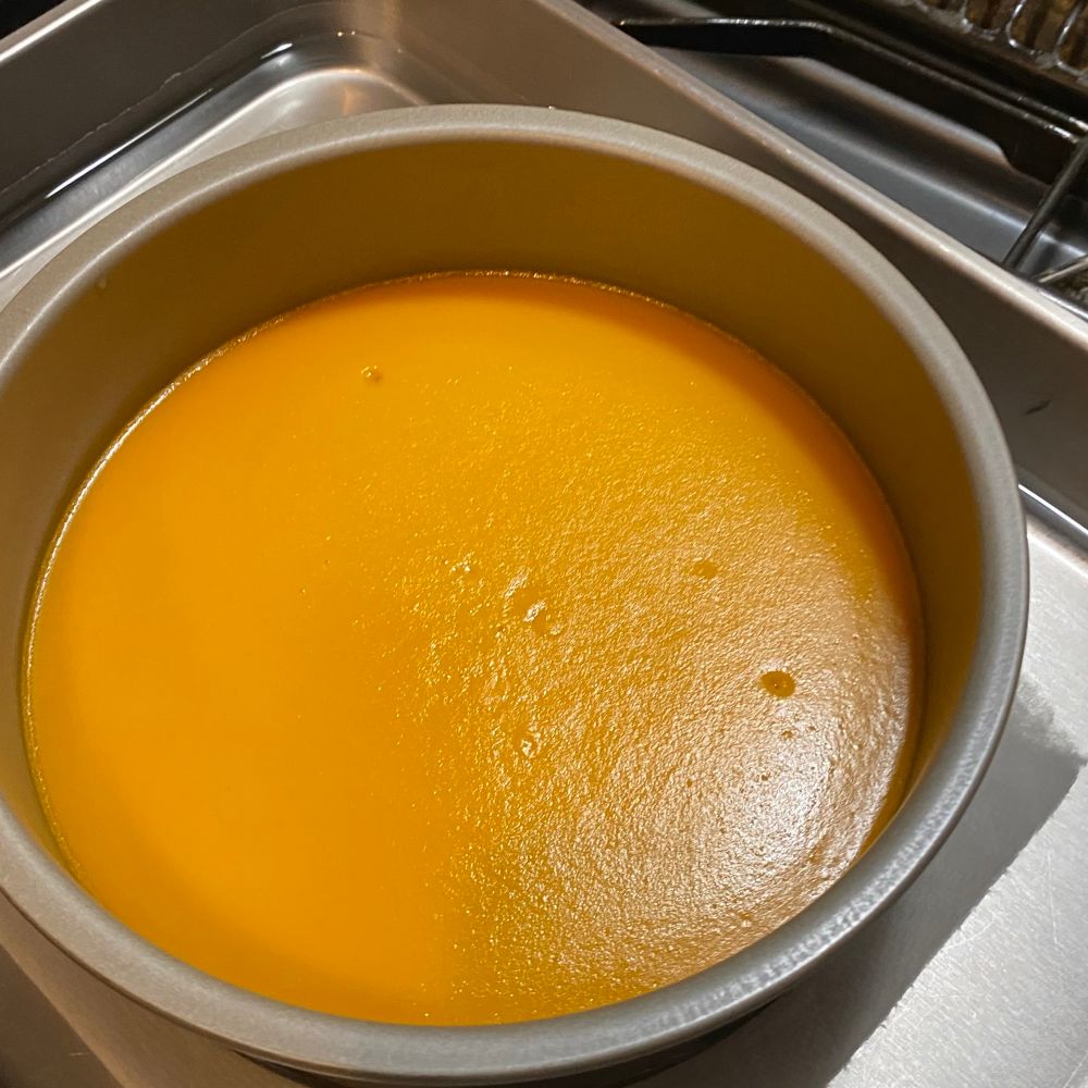 ケーキ型に入ったかぼちゃプリン