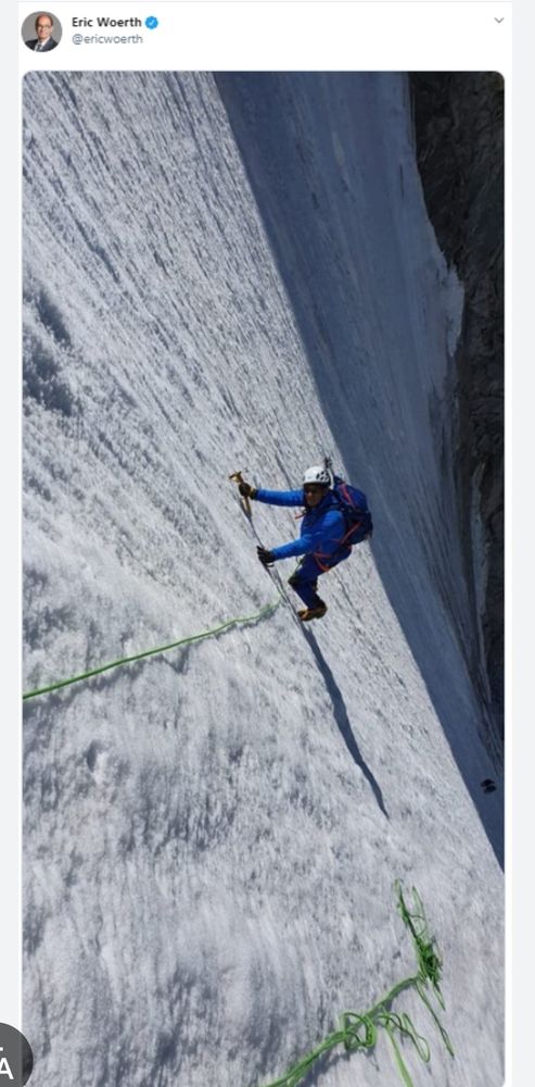 Capture d'écran de la photo d'Eric Woerth jouant les alpinistes où il est clair que la photo a été inclinée pour que la paroi qu'il gravit ait l'air pentue. 