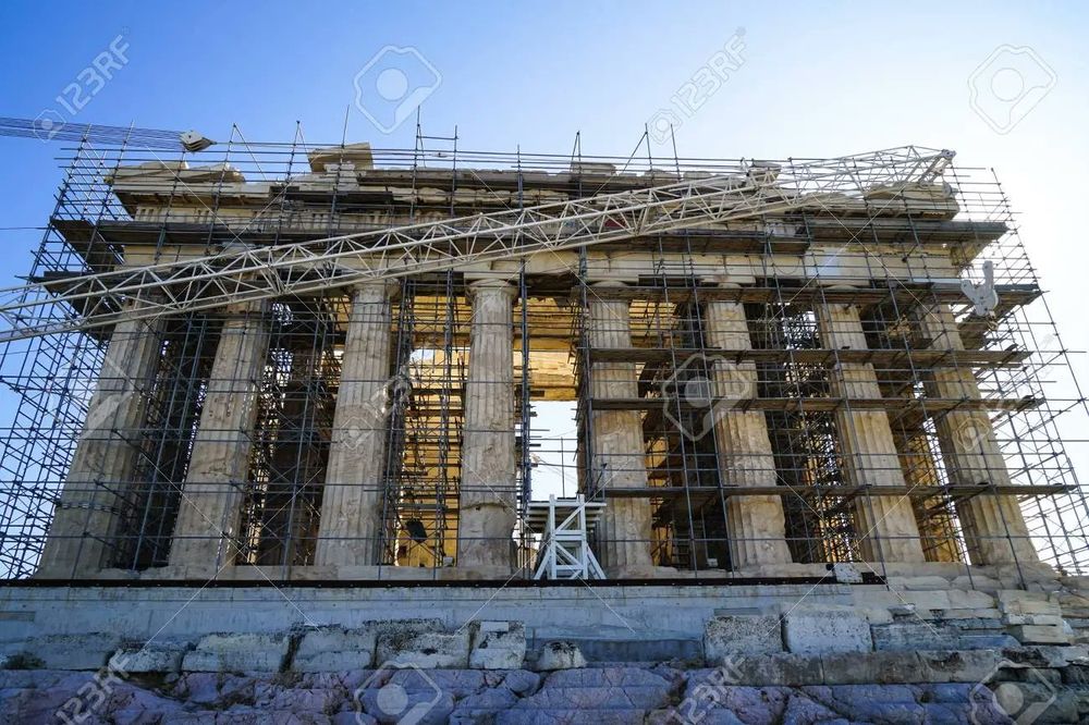 Temple grec (Acropole) en pleine restauration (échelles et échafaudages) pour illustrer le manque de main d'œuvre dans le bâtiment grec