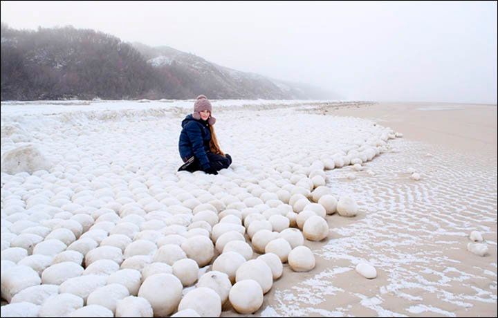 Paysage de concessions salées en forme de boules le long d'un plan d'eau