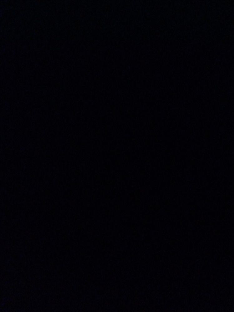 Ein komplett schwarzes Bild.