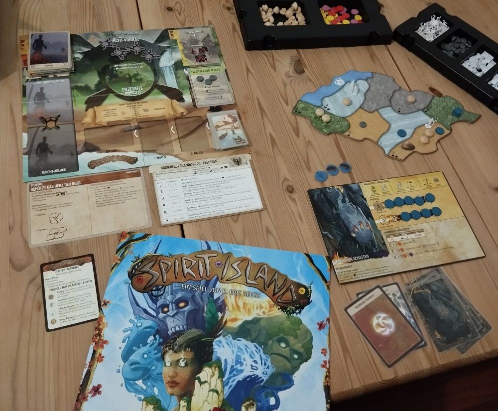 Zu sehen, die Spielpläne und eine fertig abgeschlossene Vorbereitung des Spiels Spirit Island