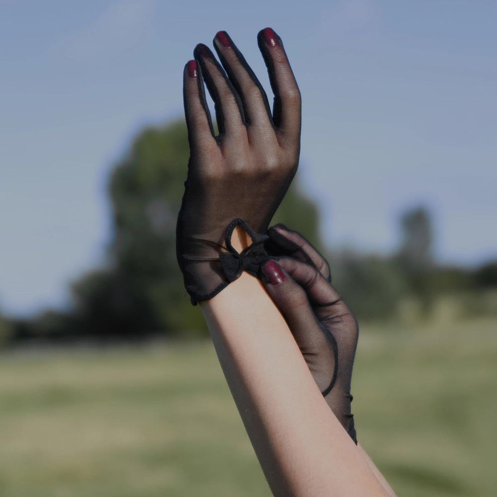 Tulle gloves with a keyhole design and a 1-2in bow at the wrist 