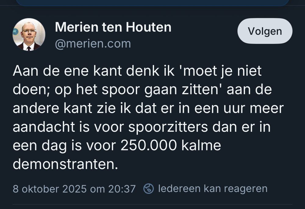 Aan de ene kant denk ik ‘moet je niet doen; op het spoor gaan zitten’ aan de andere kant zie ik dat er in een uur meer aandacht is voor spoorzittere dan er on een dag is voor 250.000 kalme demonstranten’