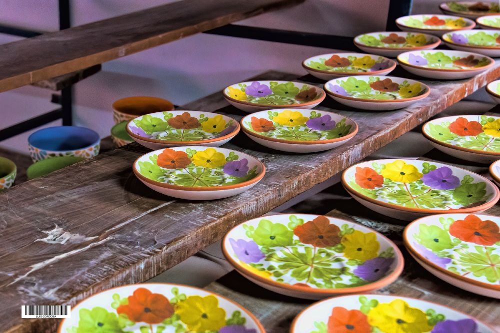  #handmade #tableware
My 🔝📷 collection ▶️
https://bsky.app/profile/did:plc:gkdzhhasll5lweby2pnakh3c/feed/aaahz5tnhxgro

 #storytelling #luiscordobapharchive  #portrait  #art   #picoftheday 
 #photographer #colors 
  #eastcoastkin 
#artisan #flowers
#FlowersOnFriday #FloralFriday #Summer