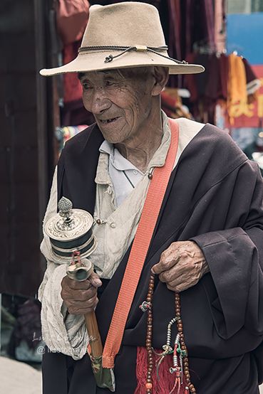 In the land of the gods, each turn of the prayer wheel throws out thousands of ohms
#humansOfBluesky 
see my 🔝 humans collection here ▶️
https://bsky.app/profile/did:plc:gkdzhhasll5lweby2pnakh3c/feed/aaahz5tnhxgro


#street #portrait  #photography #photographer
#art    #luiscordobapharchive #tibet