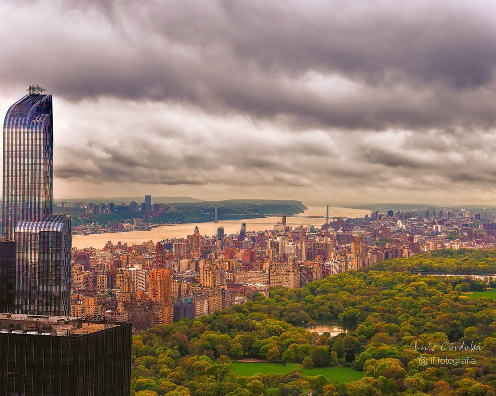 looking northeast  #nyc  Not weather advisory today

visit my #SCAPE 📷here ->
https://bsky.app/profile/did:plc:gkdzhhasll5lweby2pnakh3c/feed/aaahz7avjwmia

fabulous #cityscape from #ROCK to #CentralPark   #storytelling #luiscordobapharchive  #eastcoastkin #scape  #art   #picoftheday #urbangaze #city
 #photographer #hudsonriver