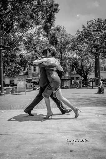 Mi #BuenosAires querido
Cuando yo te vuelva a ver
No habrás más pena ni olvido
El farolito de la calle en que nací
⁠
see my photos here
https://bsky.app/profile/did:plc:gkdzhhasll5lweby2pnakh3c/feed/aaakxjvg42x26
#ba
#tango
#lfdancearchive 
#dance #storytelling
 #luiscordobapharchive    #dance  #picoftheday 
  #photography #photographer
#art