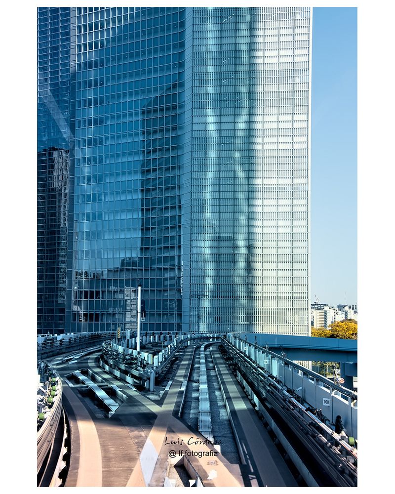 Tokyo Metro (東京メトロ, Tōkyō Metoro) Is it going directly to the building? is is really fast!!
one of the best in the world for its efficiency, cleanliness, and ease of use
my📷⬇️
https://bsky.app/profile/did:plc:gkdzhhasll5lweby2pnakh3c/feed/aaahz7avjwmia

#tokyo  
#luiscordobapharchive
#urbangaze
#cityscape
#earth
#storytelling