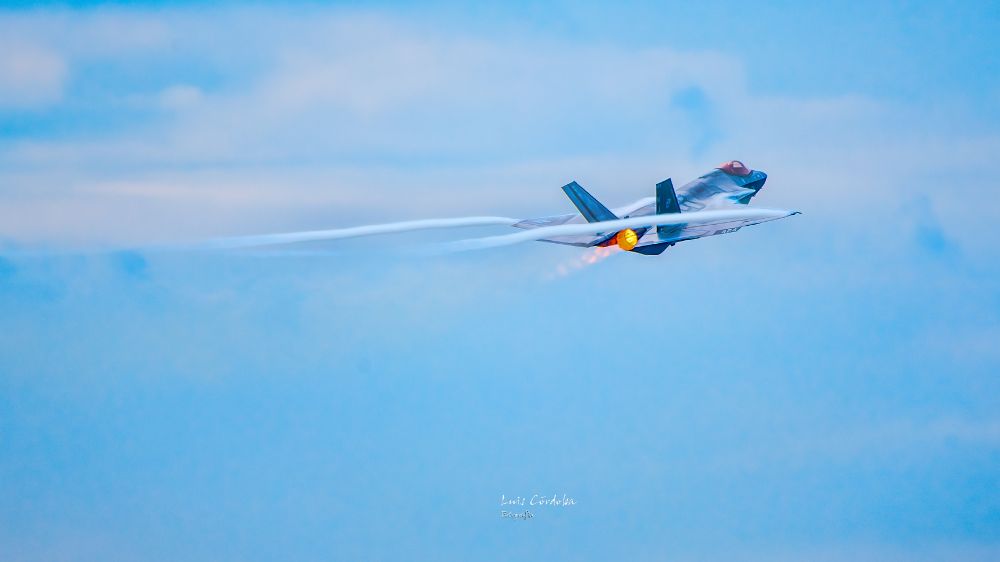 air show 
#stunday
#storytelling #luiscordobapharchive  #eastcoastkin #scape #art   #picoftheday #airshow  #raptor #plane 
 #photographer #chicago⁠
 see my 🔝📷 here

https://bsky.app/profile/did:plc:gkdzhhasll5lweby2pnakh3c/feed/aaakxjvg42x26
