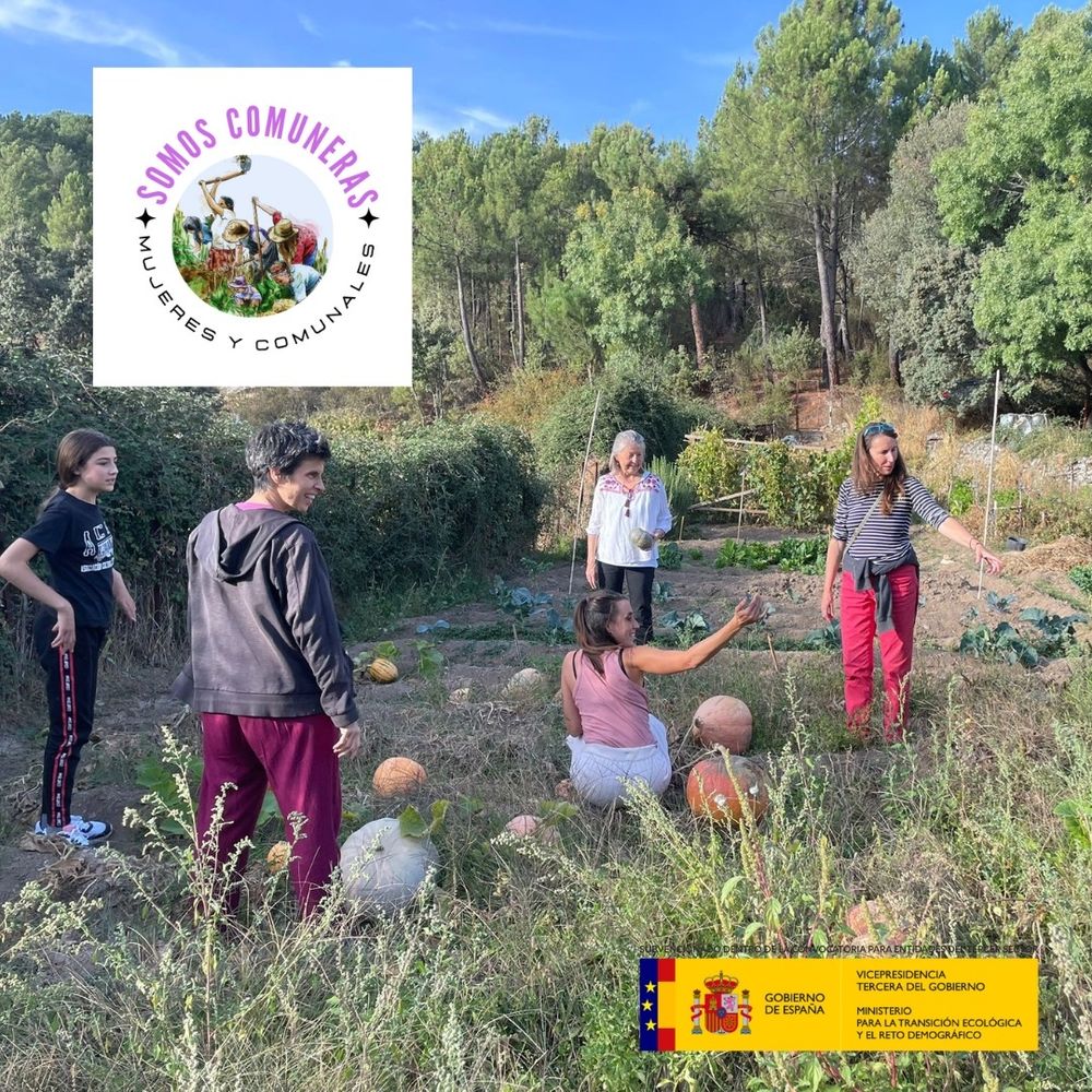 Aquí hablamos de los recursos compartidos, de su gestión, de los vínculos que nos unen a ellos, de su gobernanza, de su historia, de cómo las políticas públicas están actuando sobre este modelo de gestión de la tierra y sus recursos, de nuestras referentes en la lucha por la defensa de este tipo de propiedad, de experiencias inspiradoras, de la voz de nuestras ancestras, de comunales más allá de nuestras fronteras,...