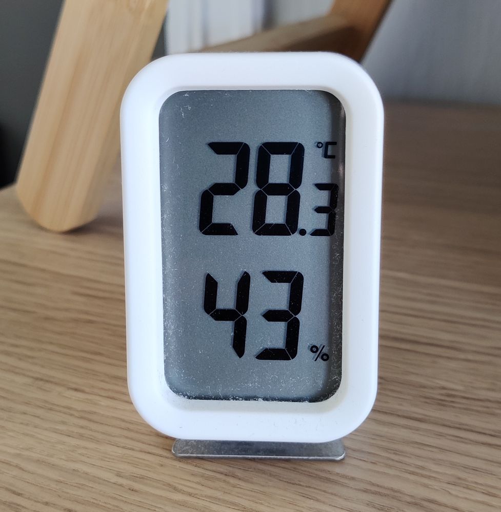 A temperature gauge reading 28.3 Celsius and 43% humidity 