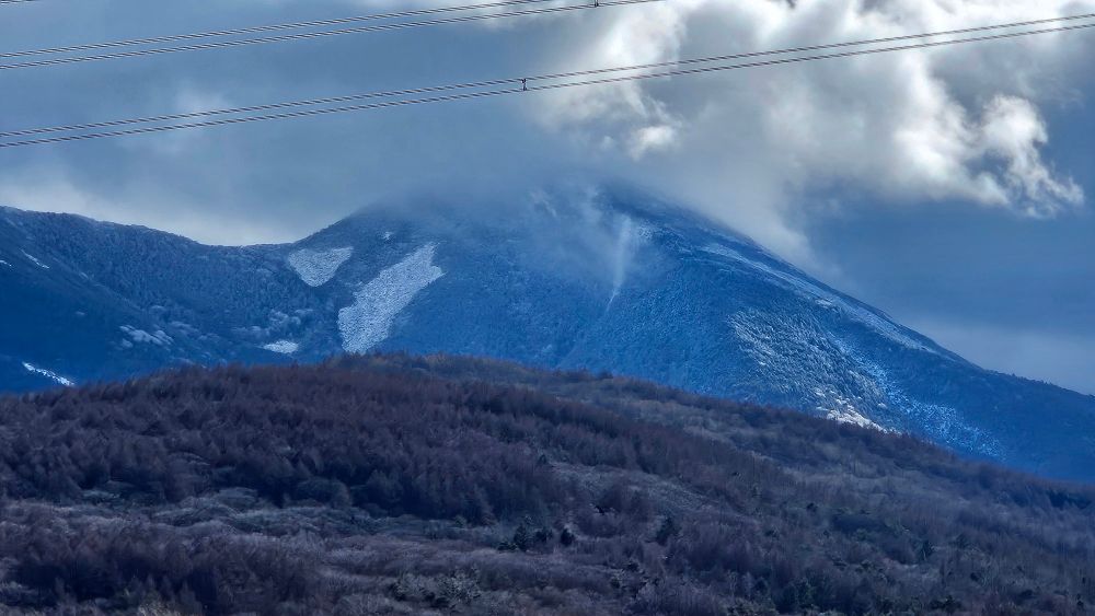 こちらは雪雲がかかった山。
既にだいぶ白くなっている。
