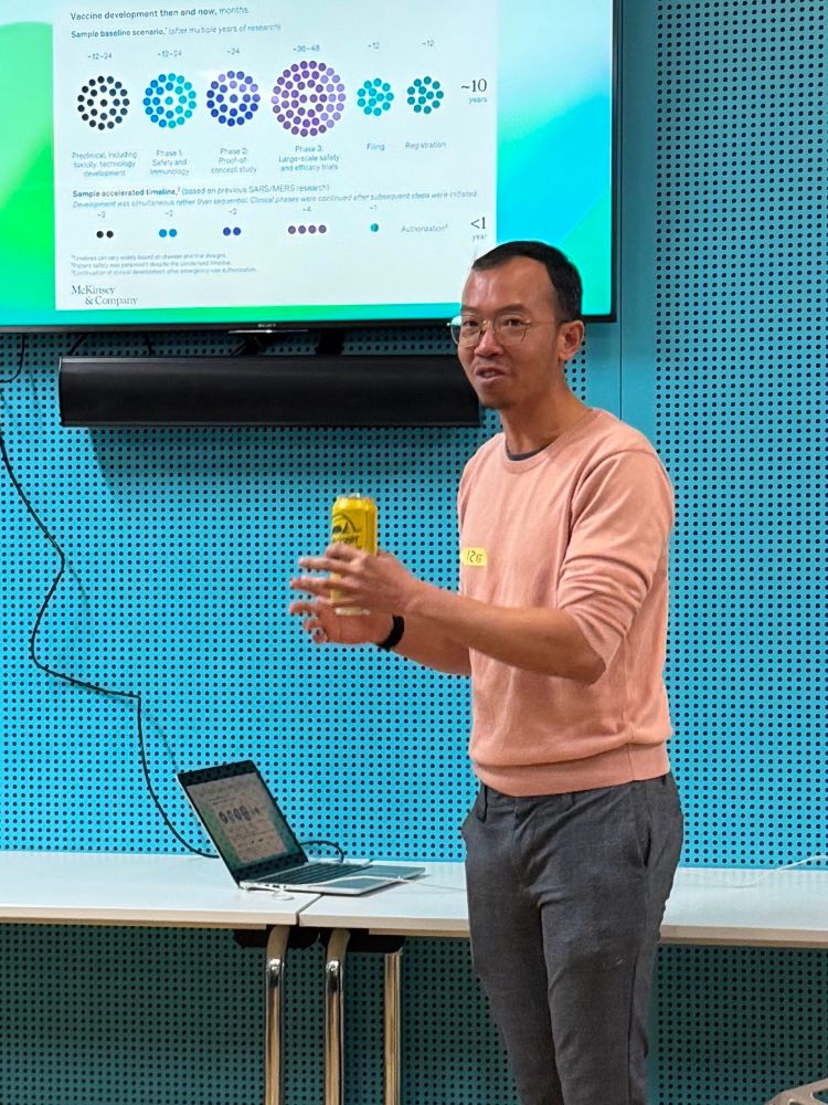 The organizer Ize Buphamalai giving and introduction to the TechBio Transformers meetup. 