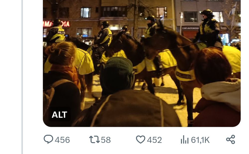 Kuvakaappaus tviitistä, jossa näkyy valokuva poliisihevosista mielenosoituksessa sekä se, että tviittiä on kommentoitu 456 kertaa