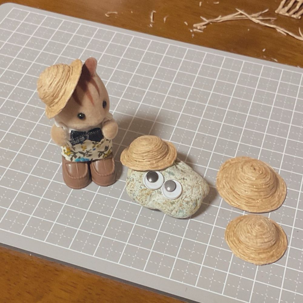シルバニア シルバニアファミリー くるみリスの赤ちゃん と ペットロック に麦わら帽子を作ってあげたときの写真です